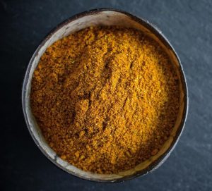 Un joli bol de curry en poudre 