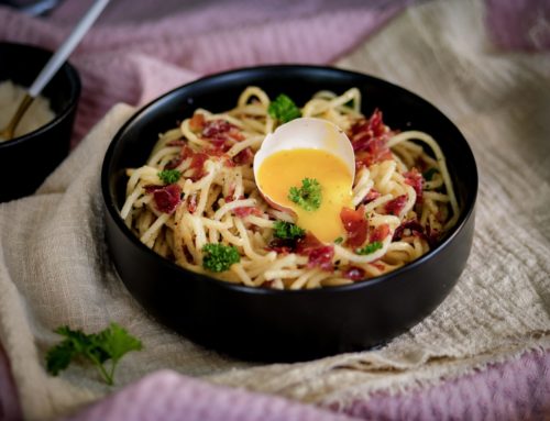 Pâtes à la carbonara au fenalar, persil et oeuf coulant