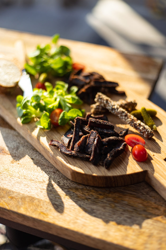 Viande de boeuf séchée et marinée. Le Biltong est une tradition culinaire originaire d'Afrique du sud.
